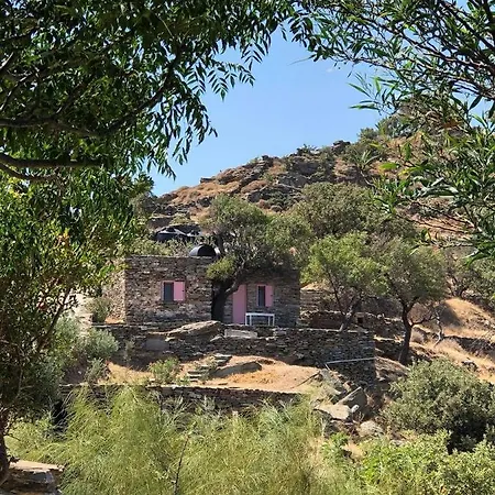 בית נופש Not Traditional Original The Pink Cottage *