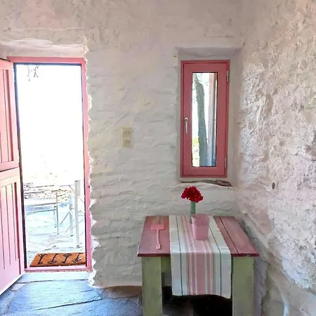 בית נופש Not Traditional Original The Pink Cottage
