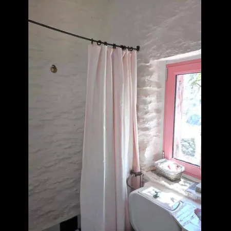 Not Traditional Original The Pink Cottage בית נופש